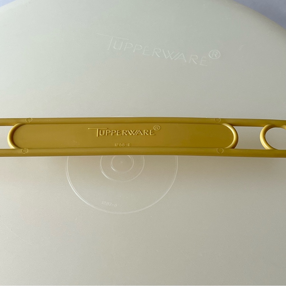Vintage Tupperware Cake Carrier with Handle Round Tall Harvest Gold - Picture 3 of 7